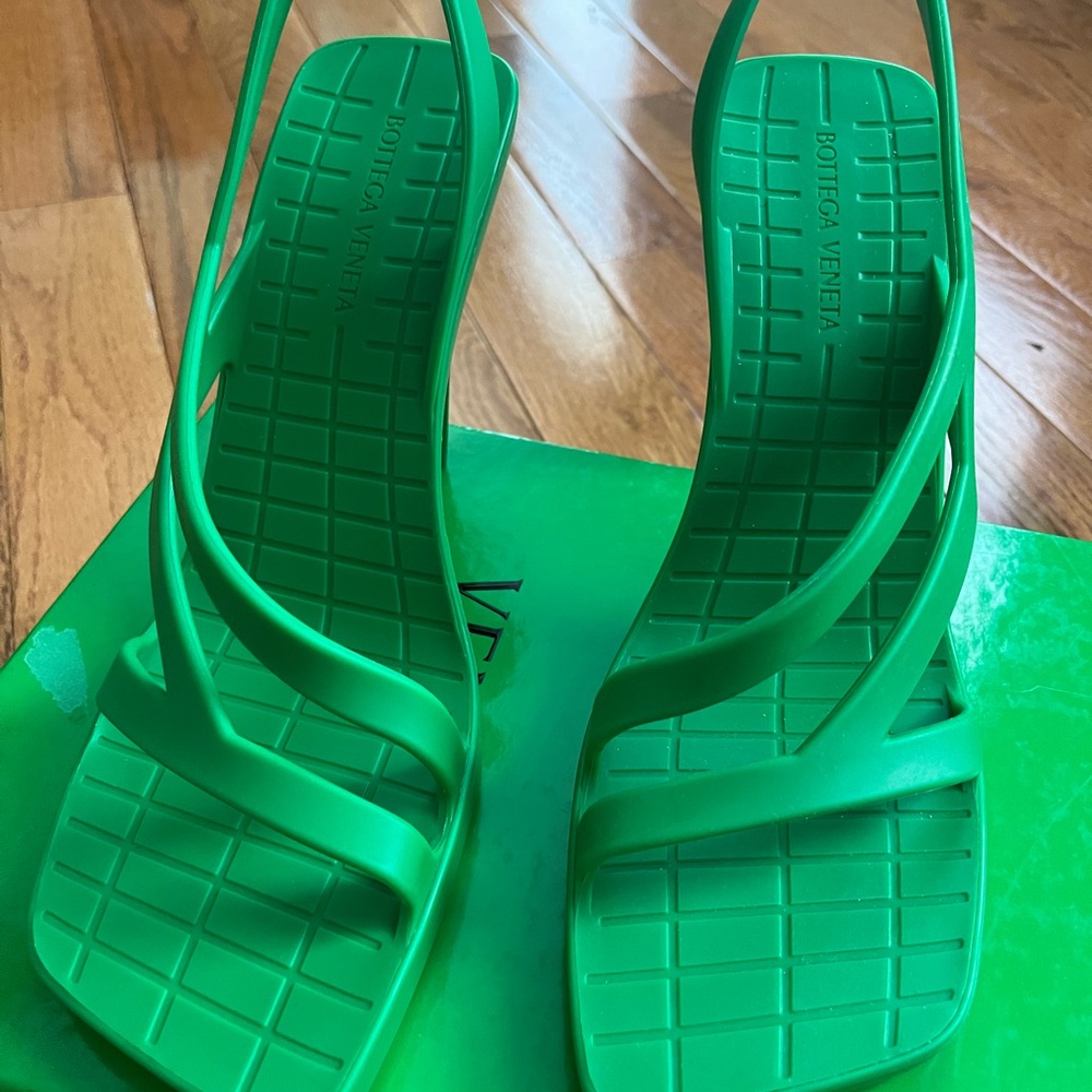 New in Box Bottega Veneta jimbo sling back shoes.